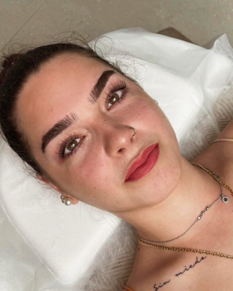 oblikovane obrvi in privihane trepalnice